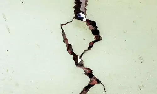 നെയ്യാറ്റിൻകര ജനറൽ ആശുപത്രിയിലെ അപകടം പതിയിരിക്കുന്ന കെട്ടിടങ്ങൾ; രോ​ഗി​ക​ളും കൂ​ട്ടി​രി​പ്പു​കാ​രും വിശ്രമിക്കുന്നത് അ​പ​ക​ടാ​വ​സ്ഥ​യി​ലു​ള്ള കെ​ട്ടി​ട​ങ്ങ​ളു​ടെ വ​രാ​ന്ത​യി​ൽ