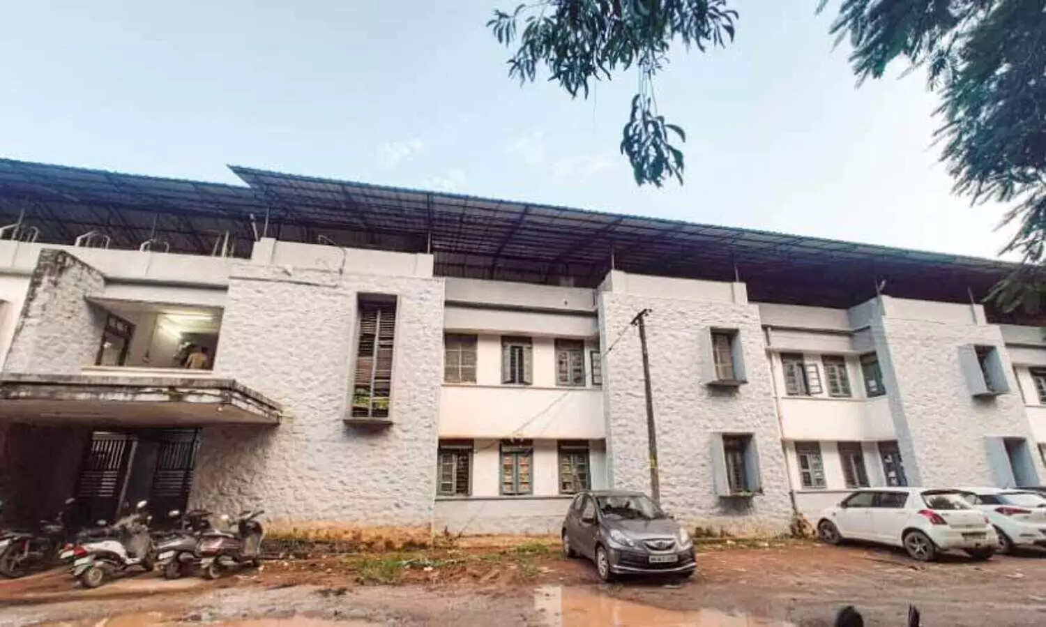 അപകടം കാത്ത്​ മെഡിക്കൽ കോളജ്​​ മെൻസ്​ ഹോസ്റ്റൽ