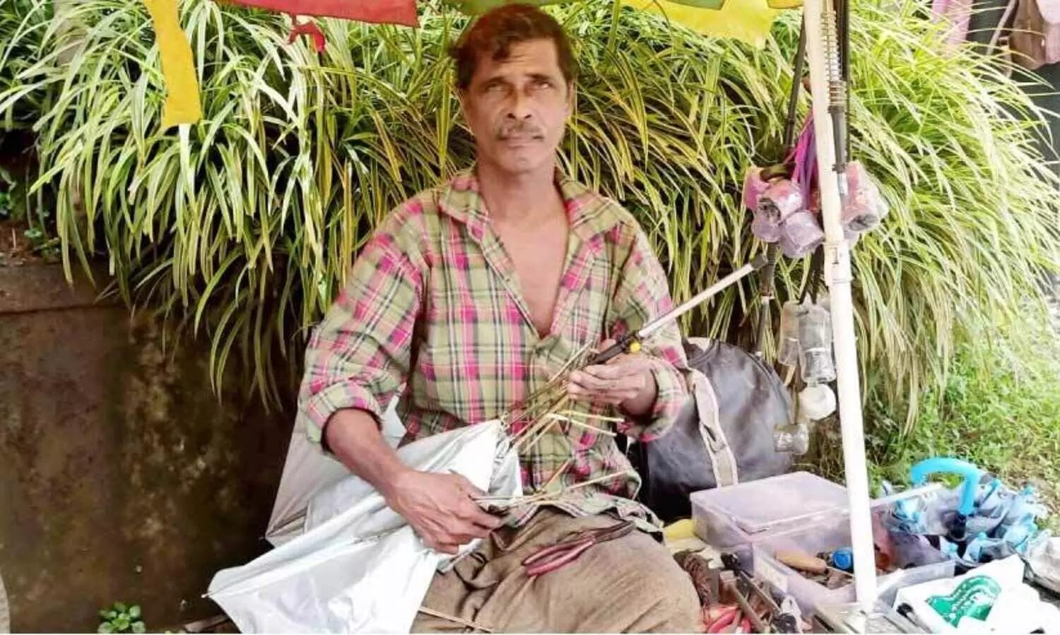 അരനൂറ്റാണ്ട് പിന്നിട്ട് കുടകളുടെ​ ‘ഡോക്ടർ’ മോഹനൻ