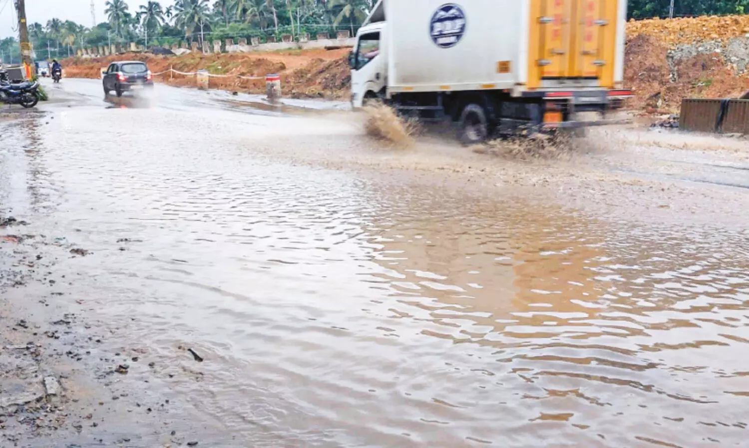 ദേശീയ പാതയിൽ ഭീഷണിയായി വെള്ളക്കെട്ട്