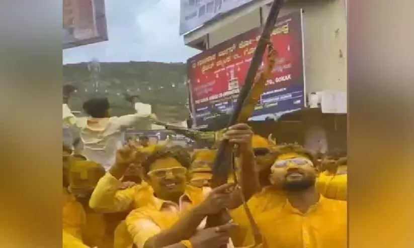 ബി.​ജെ.​പി എം.​എ​ൽ.​എ​യു​ടെ മ​ക​ൻ പൊ​തു​പ​രി​പാ​ടി​യി​ൽ ആ​കാ​ശ​ത്തേ​ക്ക് വെ​ടി​യു​തി​ർ​ത്തു