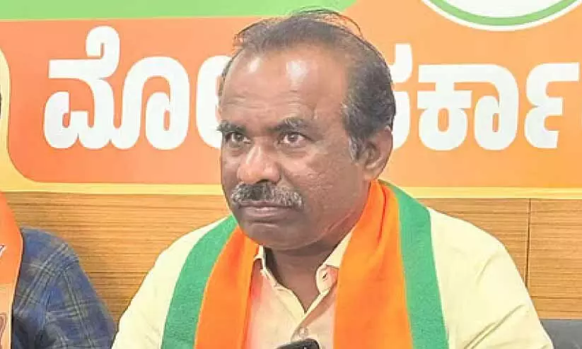 ചീഫ് സെക്രട്ടറിക്കെതിരായ പരാമർശം; ബി.ജെ.പി എം.എൽ.സിക്കെതിരായ നടപടി തടഞ്ഞ് ഹൈകോടതി ചീഫ് സെക്രട്ടറിക്കെതിരായ പരാമർശം; ബി.ജെ.പി എം.എൽ.സിക്കെതിരായ നടപടി തടഞ്ഞ് ഹൈകോടതി