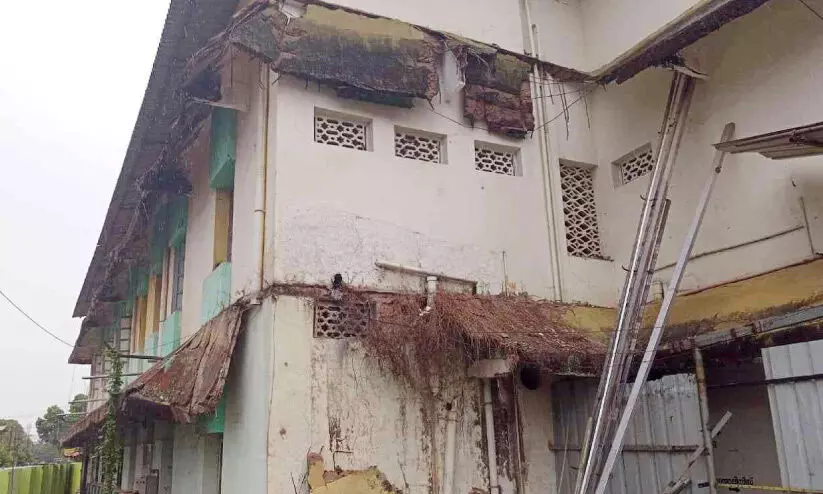 ഭീതി വിതച്ച് പയ്യന്നൂർ താലൂക്ക് ആശുപത്രിയുടെ പഴയ കെട്ടിടം ഭീതി വിതച്ച് പയ്യന്നൂർ താലൂക്ക് ആശുപത്രിയുടെ പഴയ കെട്ടിടം