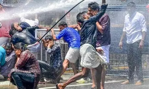 ഹൈവോൾട്ടേജിലേക്ക്​ ഏറ്റുമുട്ടൽ രാഷ്ട്രീയം