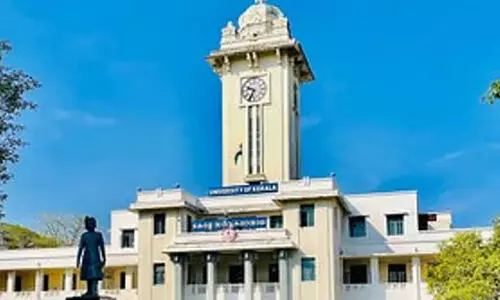 ‘ഭാരതാംബ’; കേരളയിൽ ഇന്ന് അടിയന്തര സിൻഡിക്കേറ്റ് യോഗം; രജിസ്ട്രാറുടെ സസ്പെൻഷൻ പിൻവലിപ്പിക്കാൻ സമ്മർദമുയരും