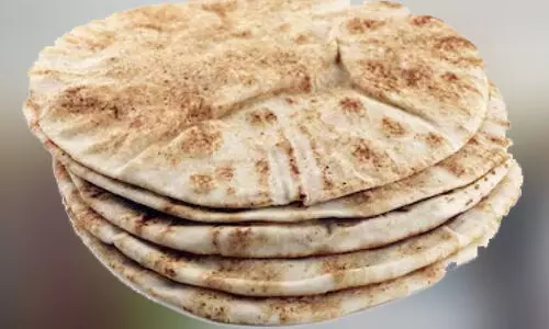 ഒ​രു റി​യാ​ൽ ഖു​ബ്ബൂ​സി​ലെ   പ്ര​വാ​സ ജീ​വി​തം