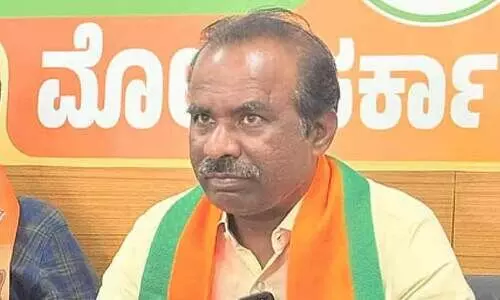 ചീ​ഫ് സെ​ക്ര​ട്ട​റി​ക്കെ​തി​രാ​യ പ​രാ​മ​ർ​ശം; ബി.​ജെ.​പി എം.​എ​ൽ.​സി​ക്കെ​തി​രാ​യ ന​ട​പ​ടി ത​ട​ഞ്ഞ് ഹൈ​കോ​ട​തി