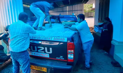 മി​ന്ന​ൽ പ​രി​ശോ​ധ​ന​യി​ൽ ക്വി​ന്റ​ൽ പ്ലാ​സ്റ്റി​ക് വ​സ്തു​ക്ക​ൾ പി​ടി​കൂ​ടി