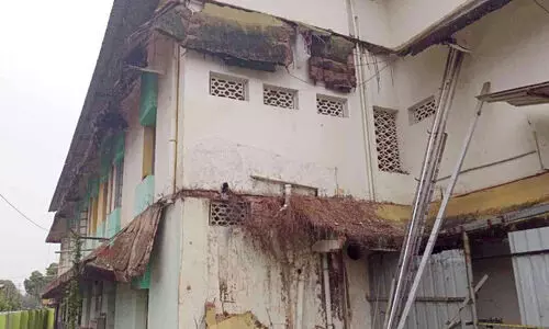 ഭീ​തി വി​ത​ച്ച് പ​യ്യ​ന്നൂ​ർ താ​ലൂ​ക്ക് ആ​ശു​പ​ത്രി​യു​ടെ പ​ഴ​യ കെ​ട്ടി​ടം