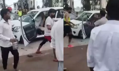 മുസ്‍ലിം കുടുംബത്തെ ആക്രമിച്ച് കാർ തകർത്ത് കൻവാരിയ തീർഥാടകർ; ഞെട്ടിക്കും ദൃശ്യങ്ങൾ പുറത്ത് -VIDEO