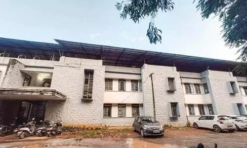 അപകടം കാത്ത്​ മെഡിക്കൽ കോളജ്​​ മെൻസ്​ ഹോസ്റ്റൽ