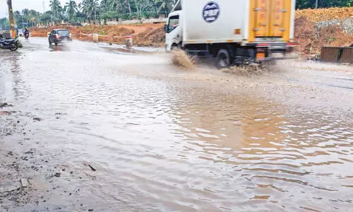 ദേശീയ പാതയിൽ ഭീഷണിയായി വെള്ളക്കെട്ട്