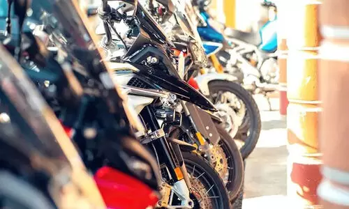 ഇരുചക്ര വാഹന വിപണി കുതിക്കുന്നു; കാർ വിൽപനയിൽ കുറവ്