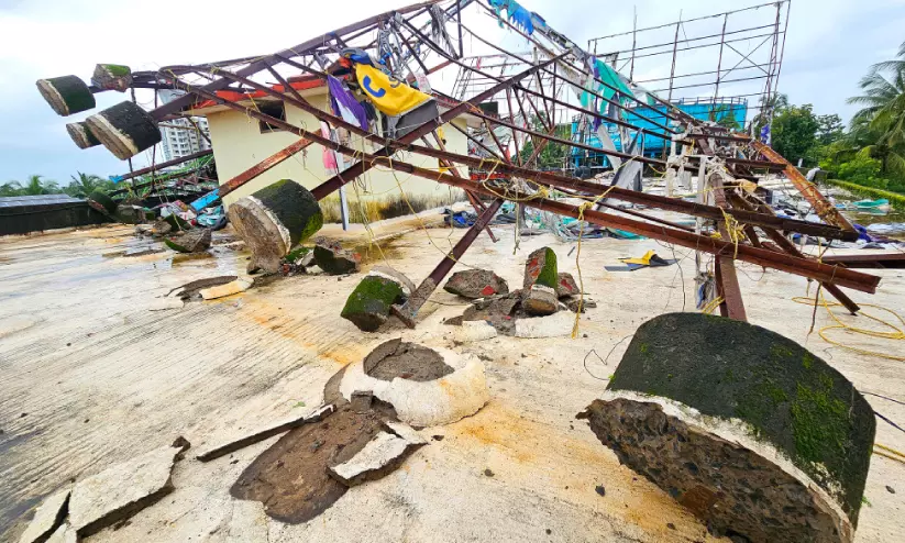 തലയിൽ വീഴാൻ കൂറ്റൻ പരസ്യ ബോർഡുകൾ