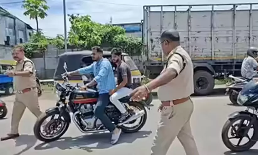 ഗതാഗത നിയമലംഘനങ്ങൾക്ക് കുറവില്ല; ഒരു മാസംകൊണ്ട് പിഴയിട്ടത് ഒരു കോടിയോളം രൂപ