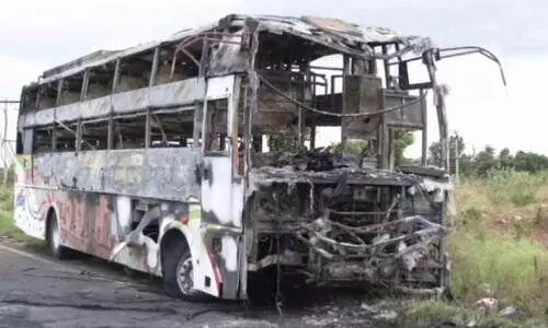 ചി​​ത്ര​ദു​ർ​ഗ​യി​ൽ ബ​സും ബൈ​ക്കും കൂ​ട്ടി​യി​ടി​ച്ച് ക​ത്തി യു​വാ​വ് മ​രി​ച്ചു