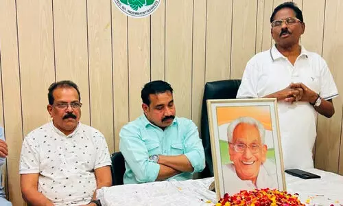 കെ. ​ക​രു​ണാ​ക​ര​ൻ ന​വ​കേ​ര​ള​ത്തി​ന്റെ ശി​ൽ​പി -ഒ.​ഐ.​സി.​സി