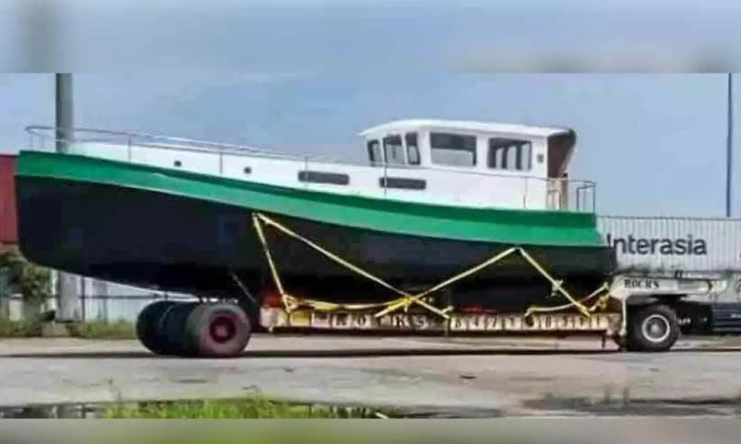 കടൽ കടന്ന് കൊച്ചിയിലെ ബോട്ടുകൾ