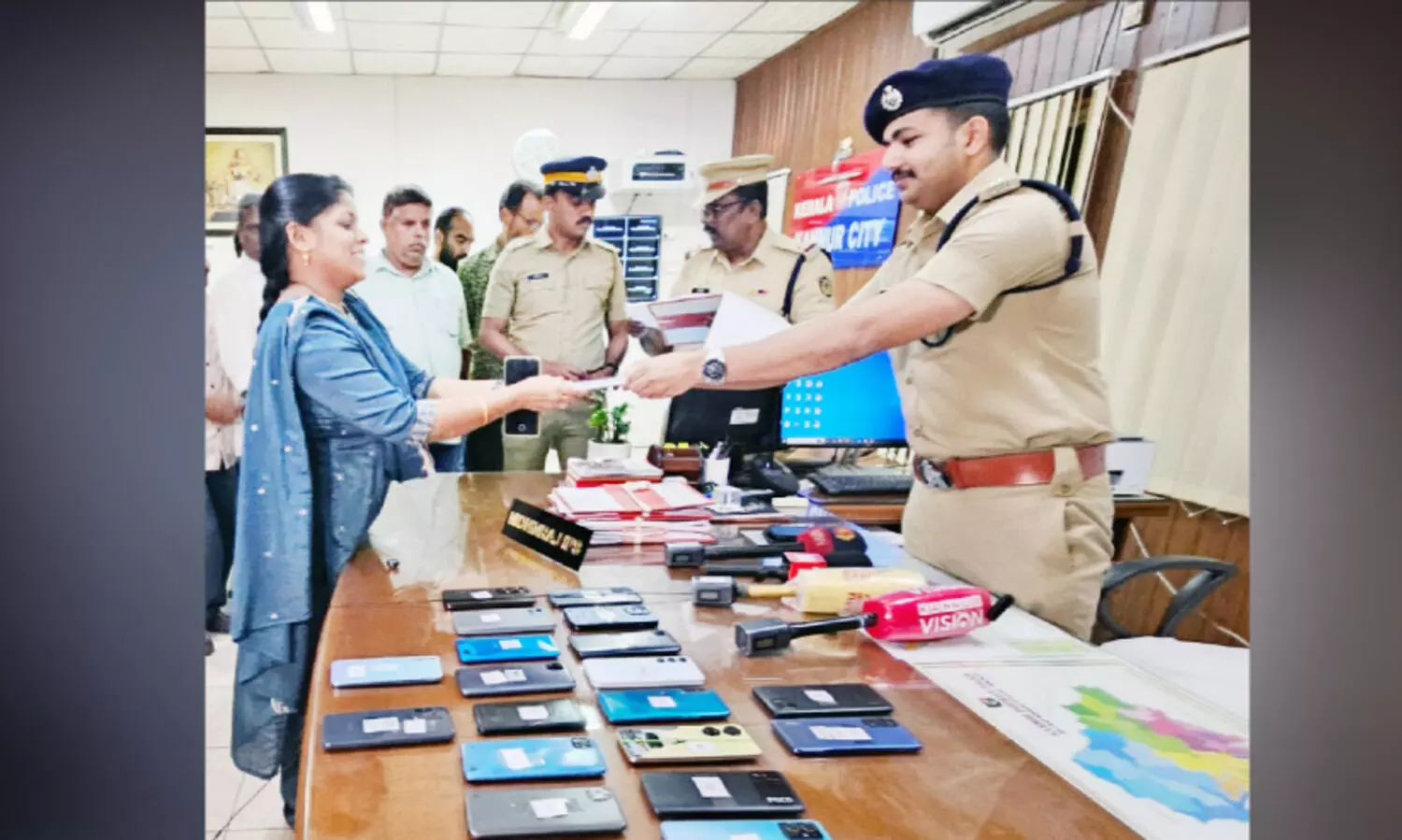 ക​ഴി​ഞ്ഞ ആ​റു മാ​സ​ത്തി​നു​ള്ളി​ൽ സൈ​ബ​ർ പൊ​ലീ​സ് ക​ണ്ടെ​ത്തി​യ​ത് 300 ഫോ​ണു​ക​ൾ