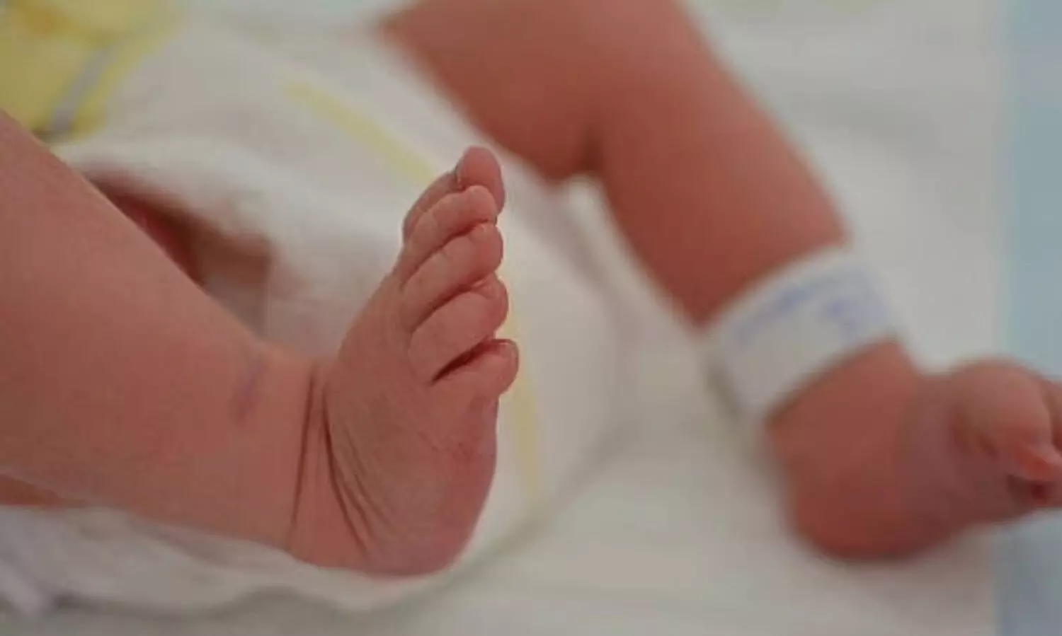 തിളച്ച വെള്ളത്തിൽ മുക്കി മാതാവ് നവജാത ശിശുവിനെ കൊന്നു