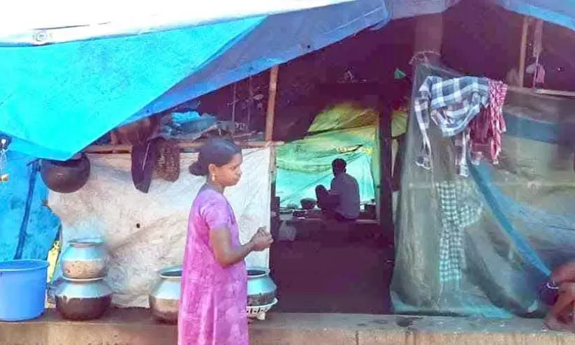 ഇനി മഴ കൊള്ളേണ്ട; ഗീതക്കും ഒടുവിൽ വീടാവുന്നു ഇനി മഴ കൊള്ളേണ്ട; ഗീതക്കും ഒടുവിൽ വീടാവുന്നു