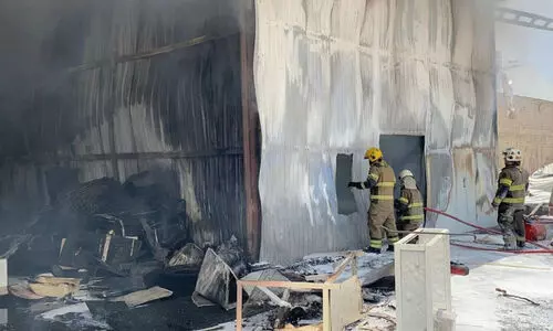 ഷു​വൈ​ഖ് ഇ​ൻ​ഡ​സ്ട്രി​യ​ൽ ഏ​രി​യ​യി​ൽ വെ​യ​ർ​ഹൗ​സി​ൽ തീ​പി​ടി​ത്തം