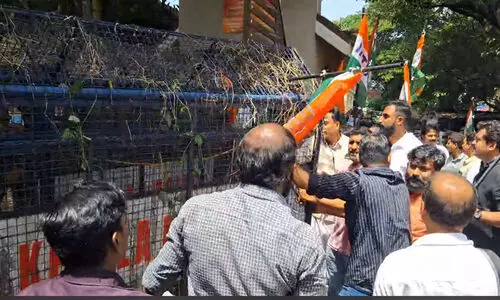 ‘മറിച്ചിടെടാ..!’; വീണ ജോർജിന്റെ രാജി ആവശ്യ​പ്പെട്ട് കോൺഗ്രസ് മാർച്ചിൽ സംഘർഷാവസ്ഥ; ബാരിക്കേഡ് തള്ളി മാറ്റാൻ ശ്രമം