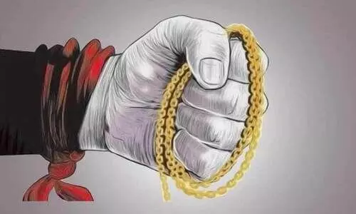 മാ​ല ​മോഷ്ടിച്ച ചെ​റു​മ​ക​നോ​ട്​ വി​ശാ​ല ഹൃ​ദ​യ​യാ​യ മു​ത്ത​ശ്ശി ക്ഷ​മി​ച്ചു