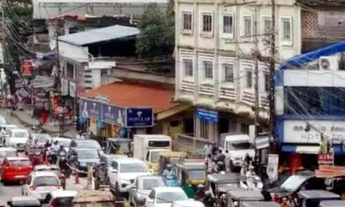 തു​റ​ന്നു, കു​ടു​ങ്ങി; ചെ​റു​വാ​ഹ​ന​ങ്ങ​ൾ​ക്ക് മാ​ത്ര​മാ​യി അ​ങ്ങാ​ടി​പ്പു​റം മേ​ൽ​പ്പാ​ലം തു​റ​ന്നെ​ങ്കി​ലും കു​രു​ക്കി​ന് ശ​മ​ന​മി​ല്ല