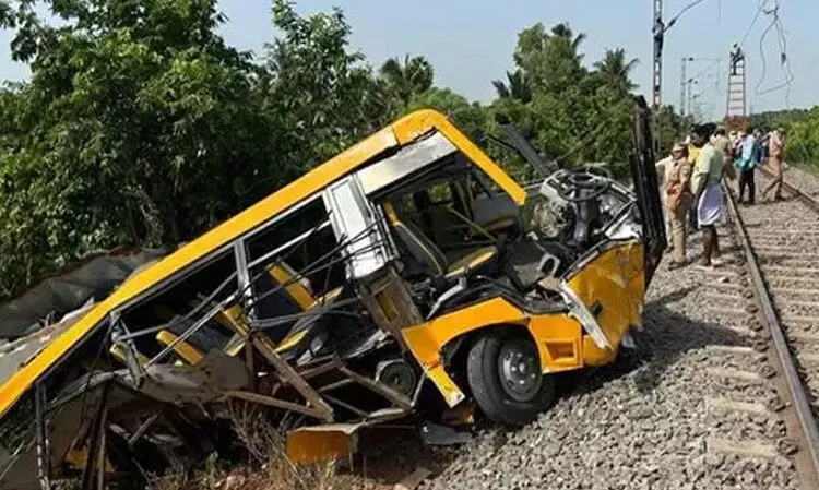 വാൻ ഡ്രൈവർ നിർബന്ധിച്ച് ഗേറ്റ് തുറപ്പിച്ചതാണെന്ന് റെയിൽവേ; ഗേറ്റ് അടച്ചിരുന്നില്ലെന്ന് രക്ഷപ്പെട്ട വിദ്യാർഥി, ഗേറ്റ് കീപ്പർ മദ്യലഹരിയിലെന്ന് നാട്ടുകാർ വാൻ ഡ്രൈവർ നിർബന്ധിച്ച് ഗേറ്റ് തുറപ്പിച്ചതാണെന്ന് റെയിൽവേ; ഗേറ്റ് അടച്ചിരുന്നില്ലെന്ന് രക്ഷപ്പെട്ട വിദ്യാർഥി, ഗേറ്റ് കീപ്പർ മദ്യലഹരിയിലെന്ന് നാട്ടുകാർ