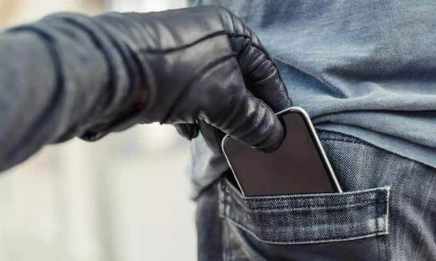 കസ്റ്റഡിയിലെടുത്തയാൾ പൊലീസുകാരന്‍റെ മൊബൈൽ ഫോണുമായി മുങ്ങി