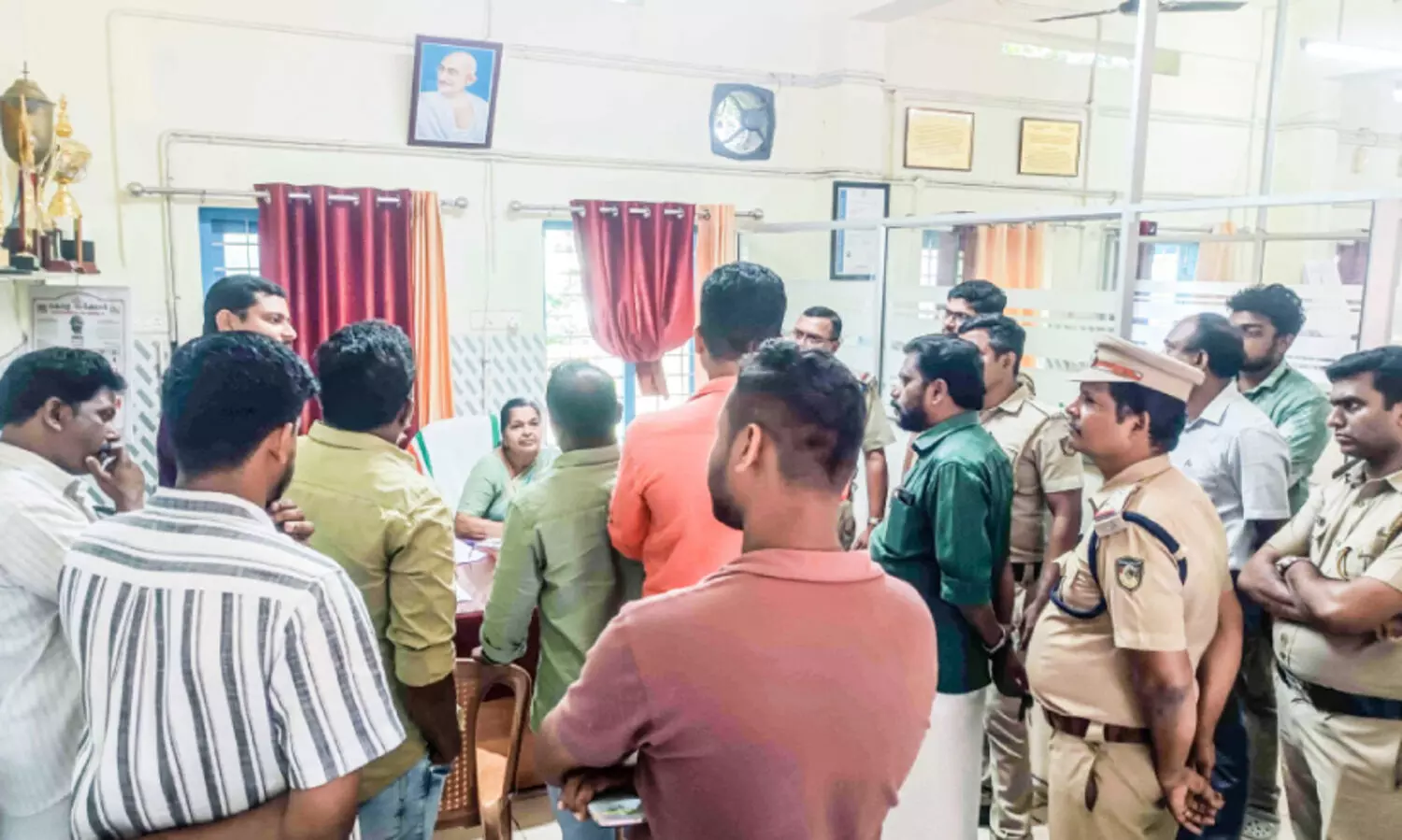 ക​ക്കൂ​സ് മാ​ലി​ന്യം ത​ള്ളി​യ​വ​രെ പ​ഞ്ചാ​യ​ത്ത്​ ഓ​ഫി​സി​ൽ ത​ട​ഞ്ഞു​വെ​ച്ചു