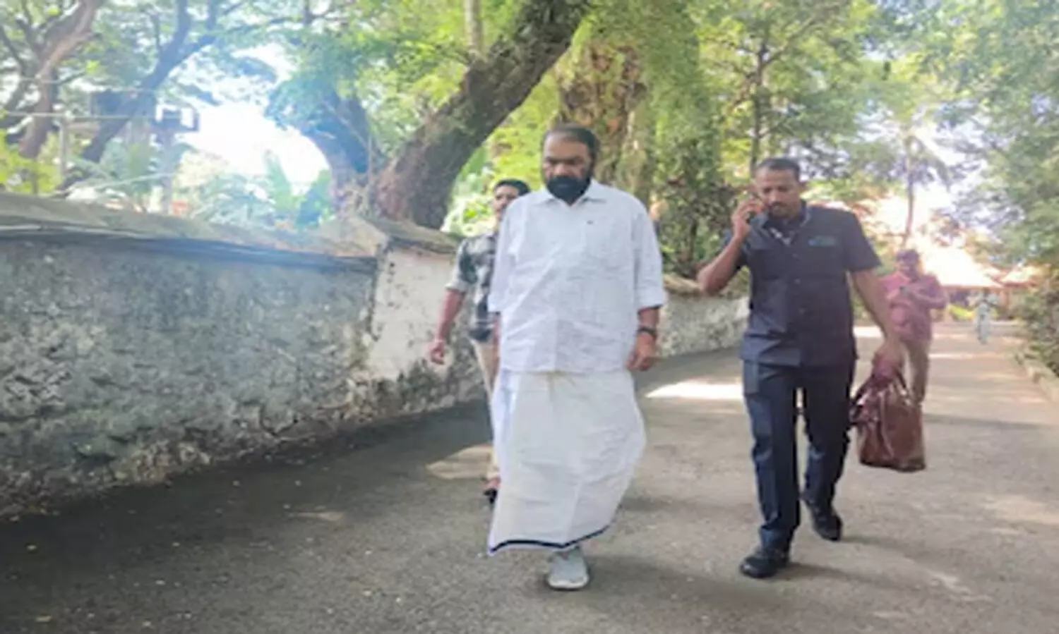 പൊതുപണിമുടക്കിനോട് ഐക്യദാർഢ്യം, ജില്ലാ കമ്മിറ്റി ഓഫിസിലേക്ക് നടന്നെത്തി മന്ത്രി വി. ശിവൻകുട്ടി