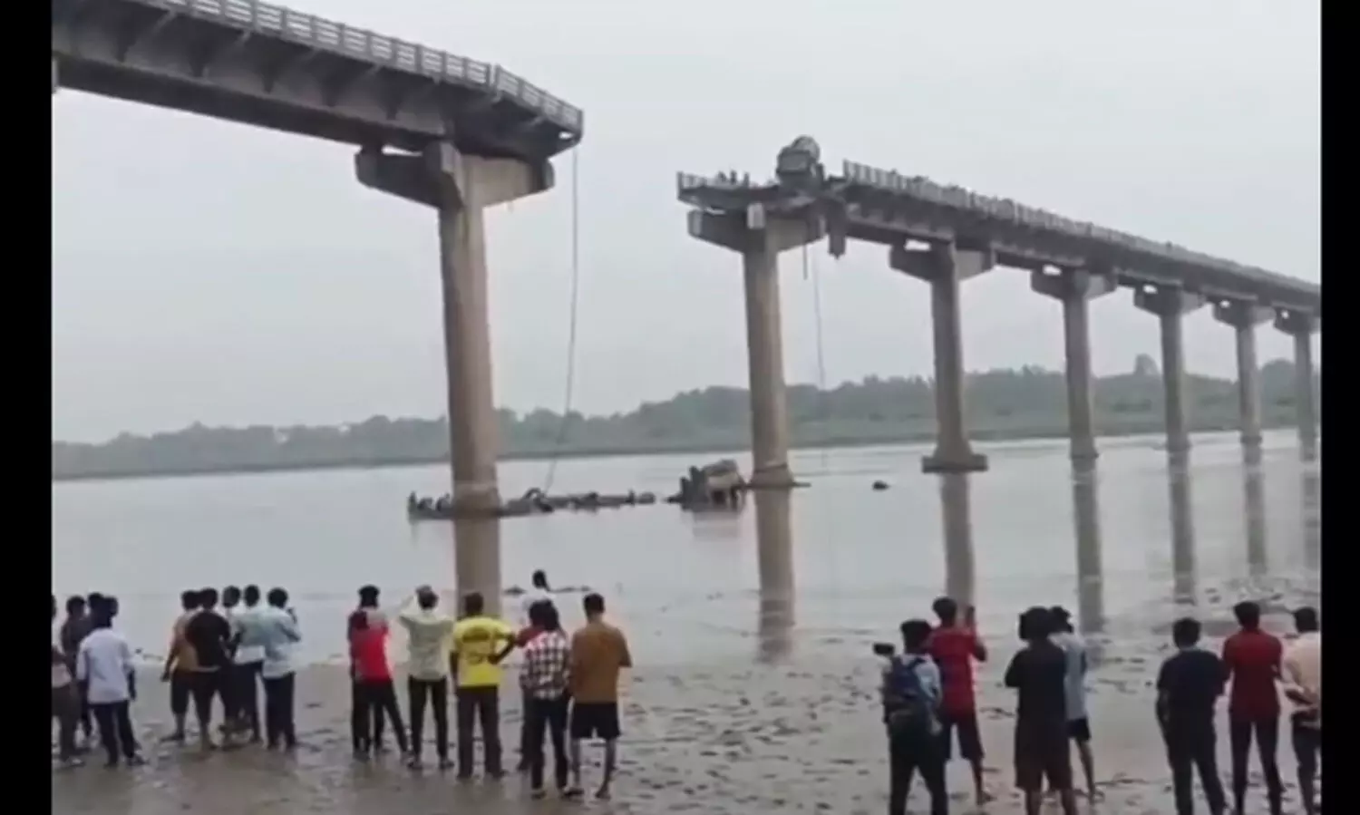 ഗുജറാത്തിൽ പാലം തകർന്ന് മരണം 10 ആയി; തകർന്നത് ഒരുകൊല്ലം പോലും നിലനിൽക്കില്ലെന്ന് 2022ൽ വിധിയെഴുതിയ പാലം; ജനരോഷം ഉയരുന്നു