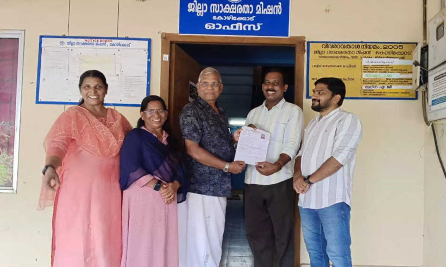 പഠിച്ച് പഠിച്ച് വക്കീലാകണം; 77ാം വയസ്സില്‍ ഒരുങ്ങിയിറങ്ങി നാരായണന്‍