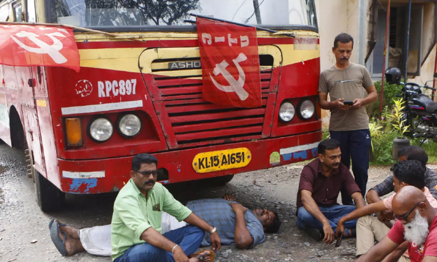 പണിമുടക്ക്: കാട്ടാക്കടയിൽ ഡ്രൈവർക്കും കണ്ടക്ടർക്കും മർദനം; വർക്കലയിൽ അധ്യാപകരുടെ മുഖത്തടിച്ചു; കെ.എസ്.ആർ.ടി.സി ബസുകൾ തടഞ്ഞു, ചില്ല് തകർത്തു