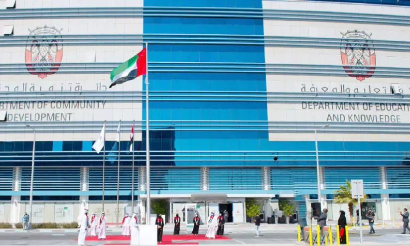 ഫീ​സ് കു​ടി​ശ്ശി​ക:​ വി​ദ്യാ​ര്‍ഥി​ക​ളു​ടെ സ​ര്‍ട്ടി​ഫി​ക്ക​റ്റ് ത​ട​ഞ്ഞു​വെ​ക്കാം