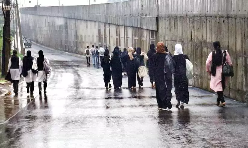 മൊഗ്രാൽ അപകടപാത; ഇവിടെ റോഡ് തന്നെ നടപ്പാത