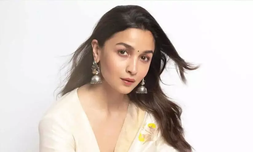 ആലിയയുടെ വ്യാജ ഒപ്പിട്ട് 77 ലക്ഷം തട്ടി; മുൻ മാനേജർ അറസ്റ്റിൽ ആലിയയുടെ വ്യാജ ഒപ്പിട്ട് 77 ലക്ഷം തട്ടി; മുൻ മാനേജർ അറസ്റ്റിൽ