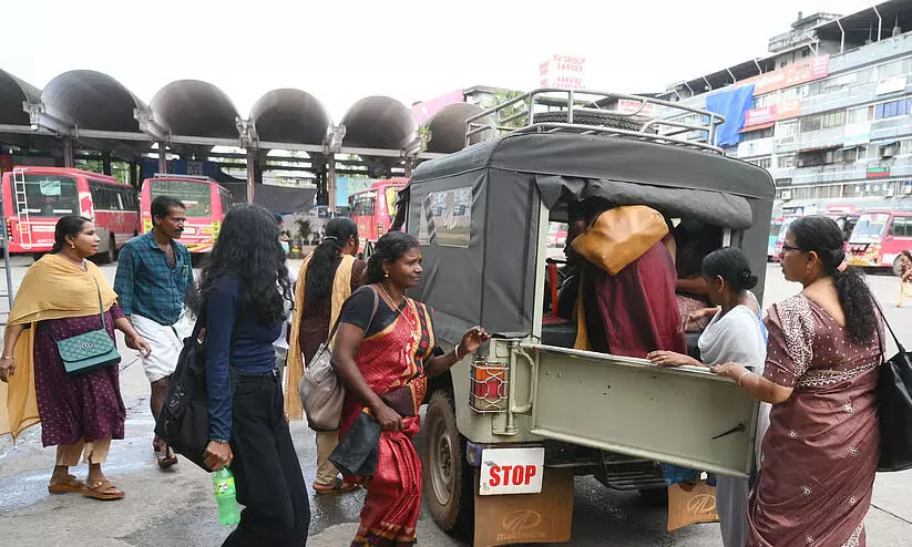കേരളത്തിൽ പണിമുടക്ക് ബന്ദായി, മന്ത്രിയുടെ വാക്ക് പാഴ് വാക്കായി, കെ.എസ്.ആർ.ടി.സി ബസുകളടക്കം ഓടിയില്ല കേരളത്തിൽ പണിമുടക്ക് ബന്ദായി, മന്ത്രിയുടെ വാക്ക് പാഴ് വാക്കായി, കെ.എസ്.ആർ.ടി.സി ബസുകളടക്കം ഓടിയില്ല