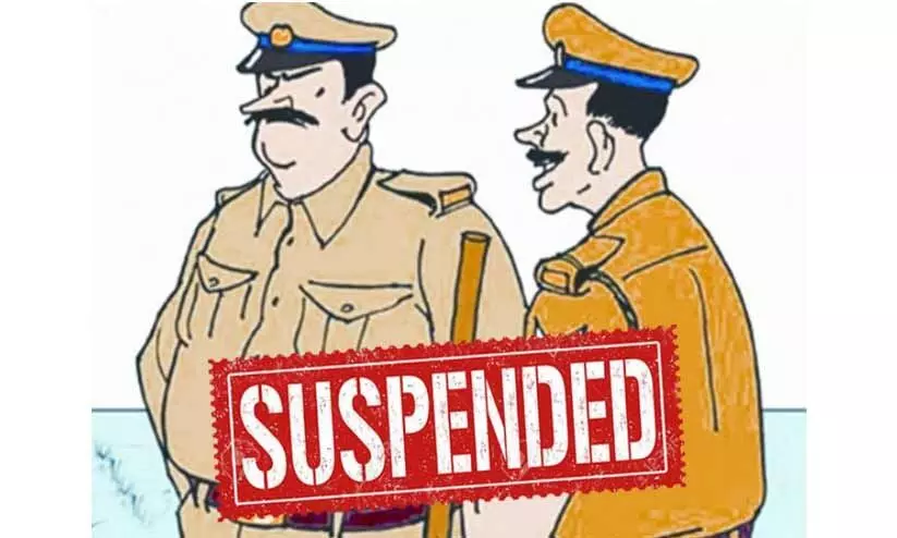 കൊ​ല​പാ​ത​കം അ​റി​യി​ച്ചി​ട്ടും സ്ഥ​ല​ത്തെ​ത്തി​യി​ല്ല; ര​ണ്ട് പൊ​ലീ​സു​കാ​ർ​ക്ക് സ​സ്‌​പെ​ന്‍ഷ​ന്‍