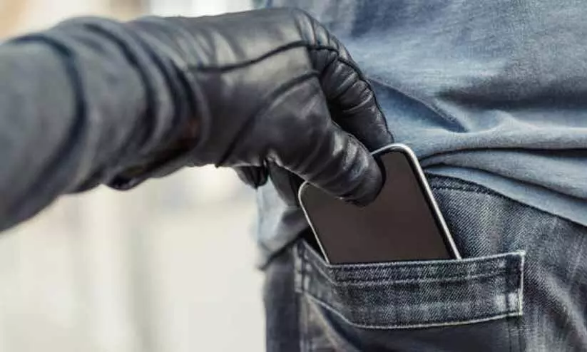 കസ്റ്റഡിയിലെടുത്തയാൾ പൊലീസുകാരന്റെ മൊബൈൽ ഫോണുമായി മുങ്ങി കസ്റ്റഡിയിലെടുത്തയാൾ പൊലീസുകാരന്റെ മൊബൈൽ ഫോണുമായി മുങ്ങി