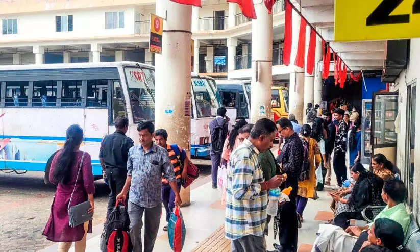 സ്വകാര്യ ബസ്​ പണിമുടക്കിൽ വലഞ്ഞ്​ യാത്രക്കാർ