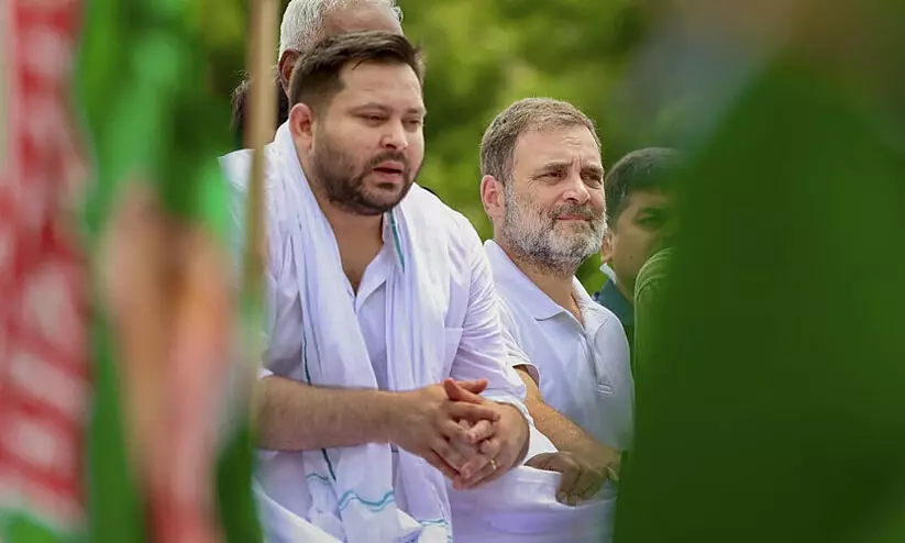 വോട്ടർ പട്ടിക പരിഷ്കരണത്തിനെതിരെ രാഹുലിന്റെ നേതൃത്വത്തിൽ ബിഹാർ തലസ്ഥാനത്ത് ‘മഹാഗത്ബന്ധൻ’ മാർച്ച് വോട്ടർ പട്ടിക പരിഷ്കരണത്തിനെതിരെ രാഹുലിന്റെ നേതൃത്വത്തിൽ ബിഹാർ തലസ്ഥാനത്ത് ‘മഹാഗത്ബന്ധൻ’ മാർച്ച്