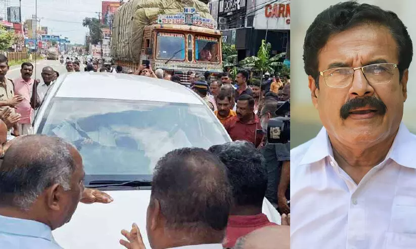‘തൊഴിലാളികളെ സമരത്തിന് പറഞ്ഞുവിട്ട് നേതാക്കൾ സുഖയാത്ര ചെയ്യുന്നോ?’; പണിമുടക്ക് വകവെക്കാതെ കാറിൽ പോയ തൃശൂർ മേയറെ അങ്കമാലിയിൽ സമരക്കാർ തടഞ്ഞു