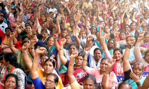 നഗരസഭകളിലെ കാൽ ലക്ഷം ജീവനക്കാർ കൂട്ട അവധിയിൽ
