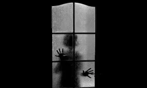 ഒ​റ്റ മു​റി​യി​ൽ പൂ​ട്ടി​യി​ട്ട യു​വ​തി​യെ മോ​ചി​പ്പി​ച്ചു