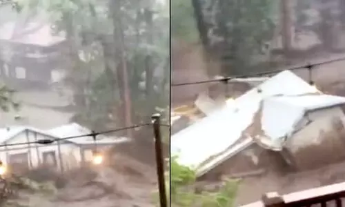 വീട് മുഴുവനായി ഒലിച്ചുപോകുന്നു!; ടെക്സസിനു പിന്നാലെ ന്യൂ മെക്സിക്കോ നഗരത്തിലും വെള്ളപ്പൊക്കം VIDEO