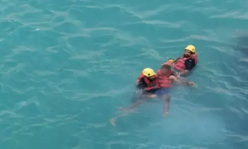 പാ​റ​ക്കെ​ട്ടി​ൽ​നി​ന്ന് ക​ട​ലി​ലേ​ക്ക് വീ​ണ​യാ​ളെ ര​ക്ഷി​ച്ചു