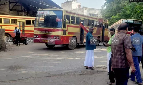 ഗണേഷ് കുമാറിനെ വിശ്വസിച്ച് ഇറങ്ങിയിട്ട് ബസ് കിട്ടിയില്ലെന്ന് രോഷത്തോടെ യാത്രക്കാർ